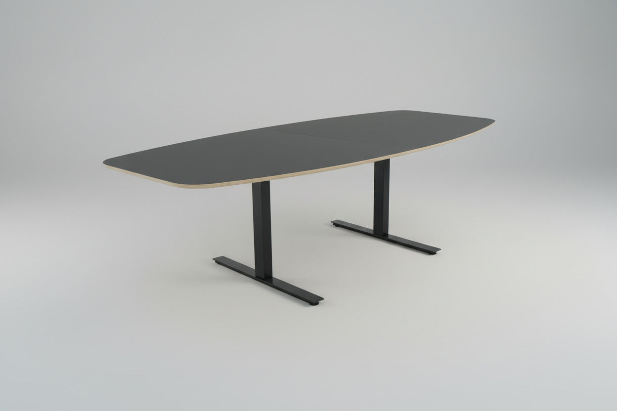 Fumac mødebord 240x120 cm sort linoleum tøndeformet med krydsfiner kant set forfra